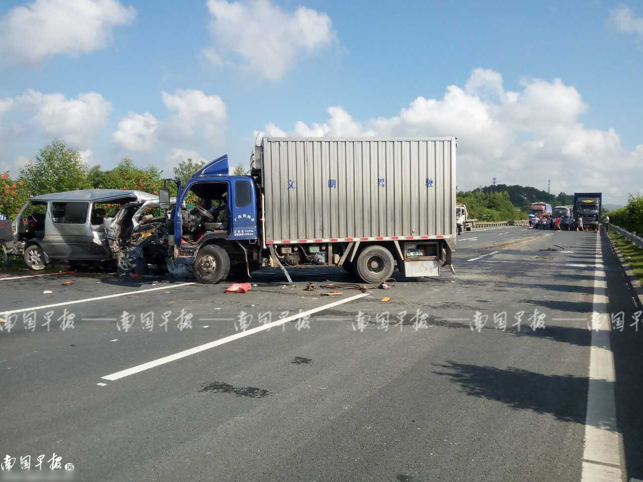 广西特大车祸 5人当场死亡