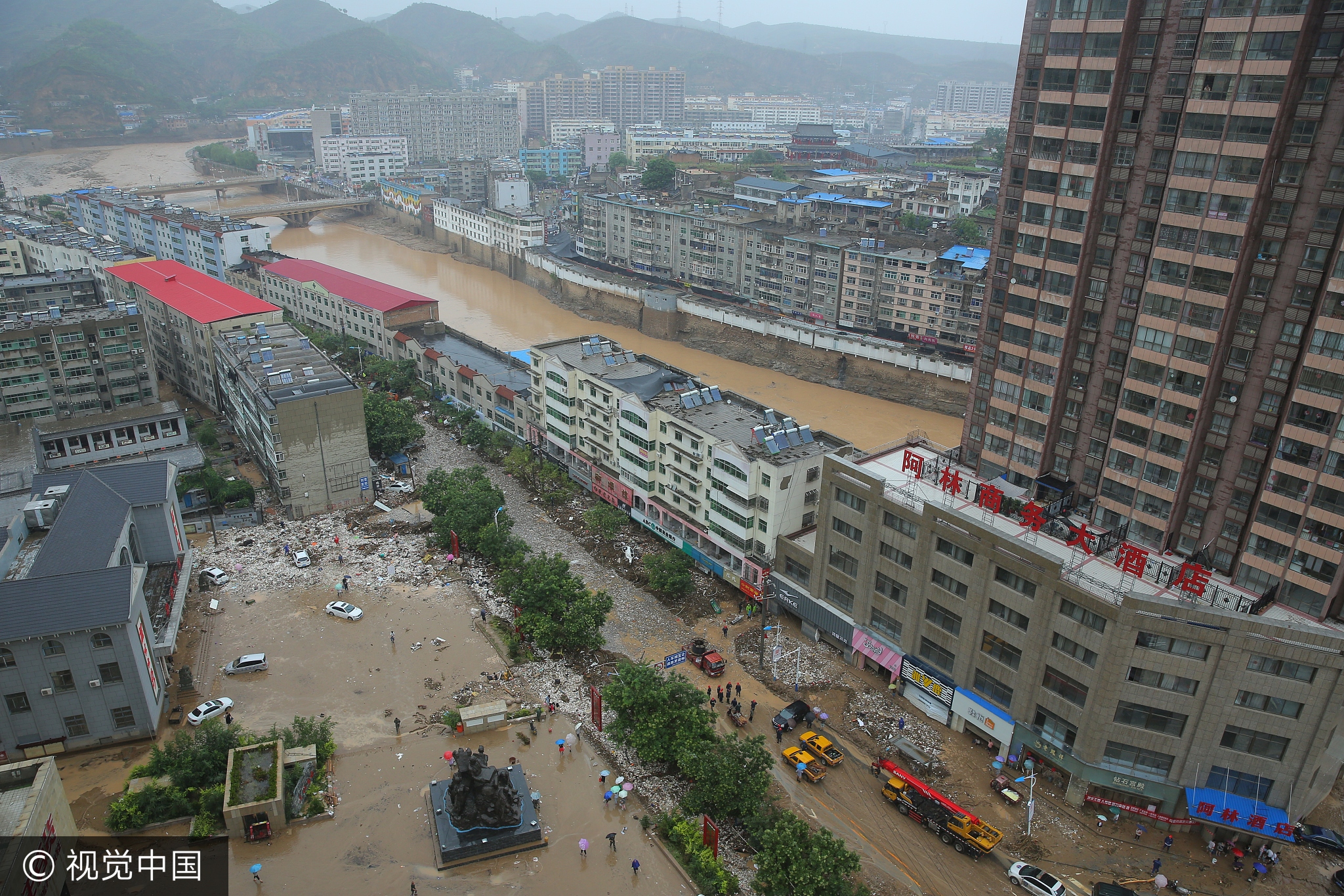 直击陕西榆林罕见暴雨 灾后县城一片狼藉