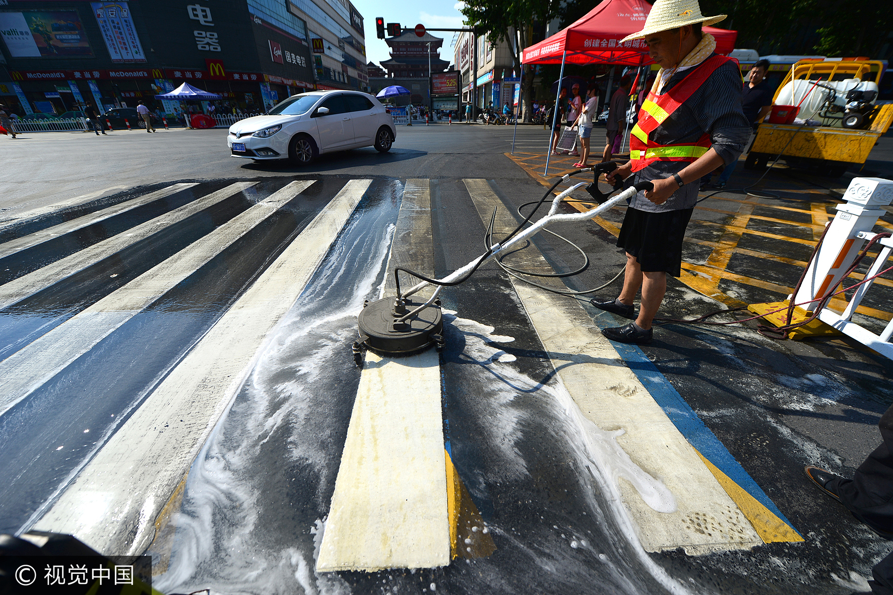 湖北襄阳连日高温 斑马线被晒化