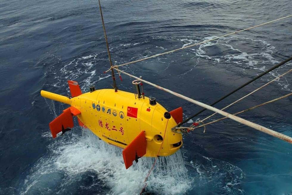 中国实现缆控与自动水下机器人深海交会拍摄