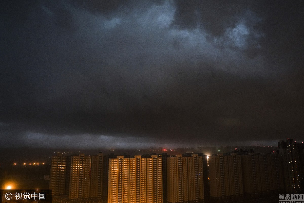 西安降大雨 黑云压城如"魔幻大片"