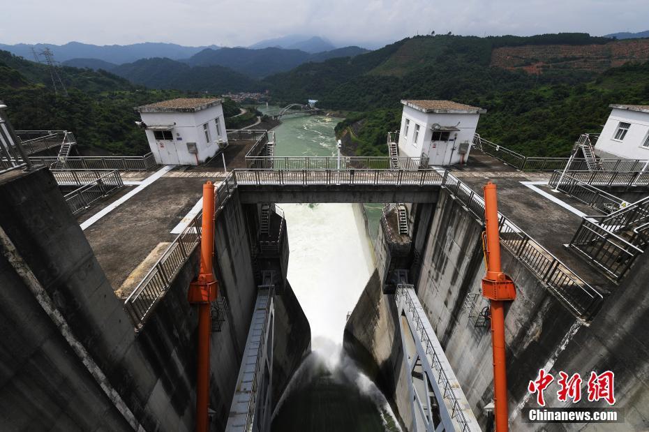 中国珠江流域大型水利枢纽泄洪