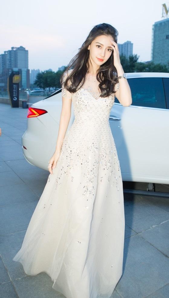 夏天色彩浓烈显燥热?学baby穿白裙秒变清新