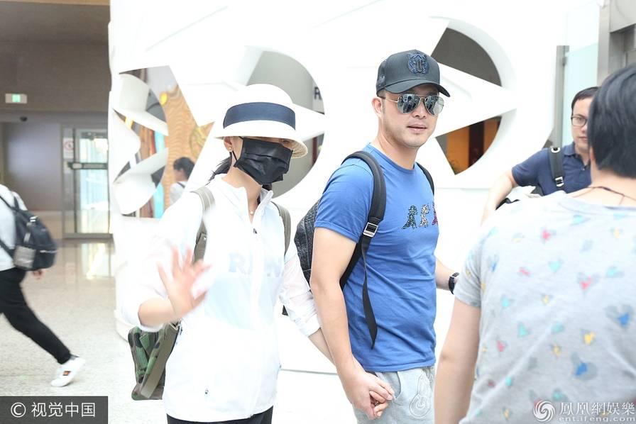 低调装扮高调撒糖沙溢胡可十指紧扣现身机场