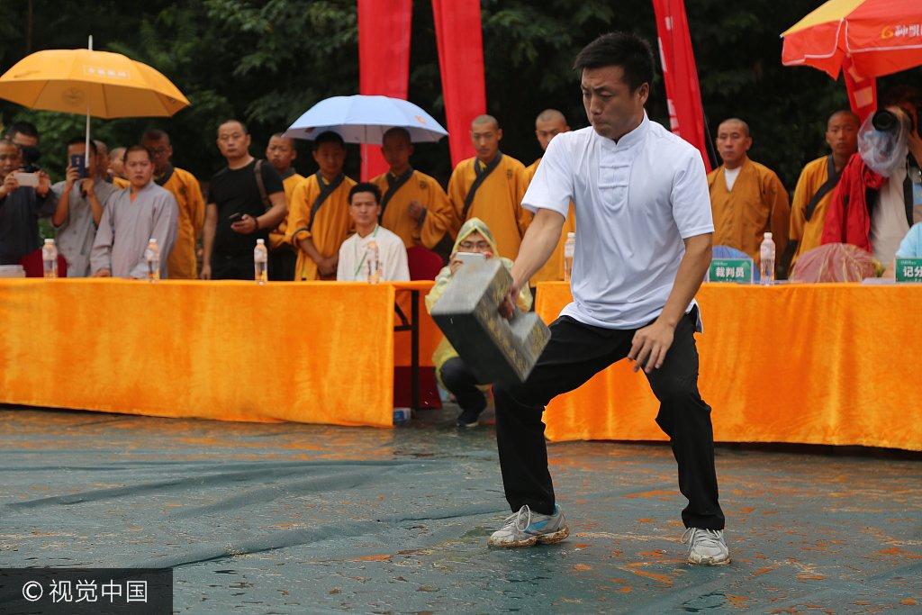 少林"比武大会" 选手徒手碎砖