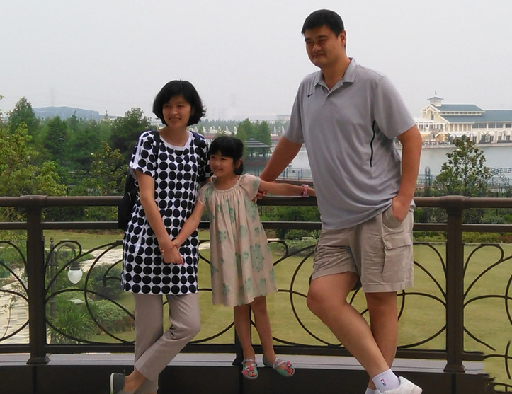 姚明携家人观看慈善赛 女儿调皮可爱很抢眼