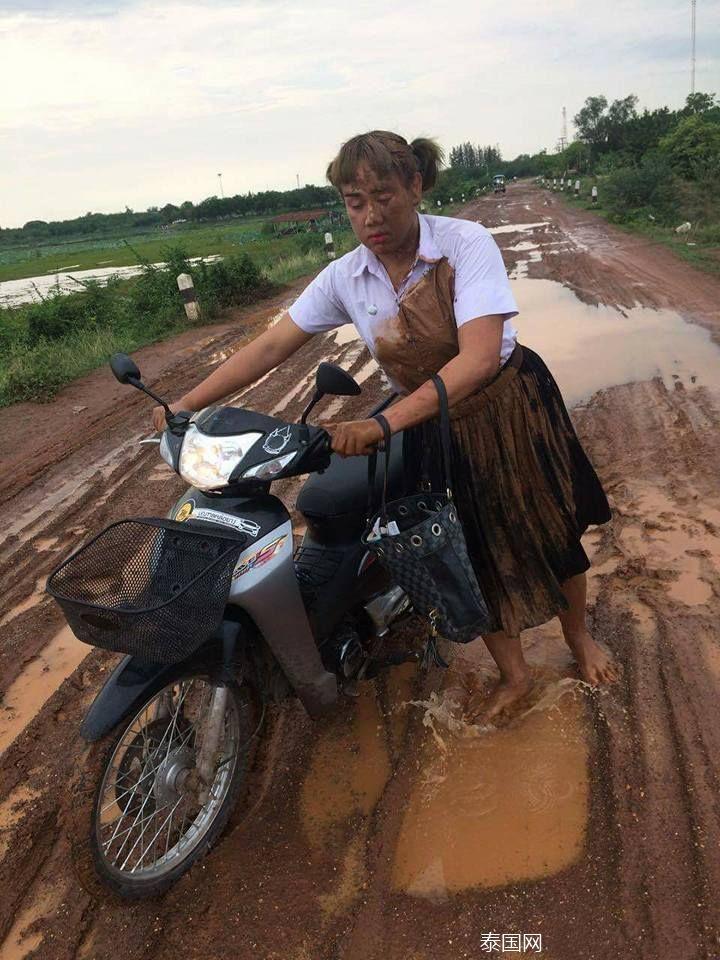 女孩脚陷淤泥地图片