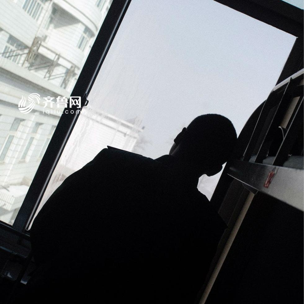 2009年12月,武警兰州市支队新训团新兵连,望着窗外发呆的战友武申.