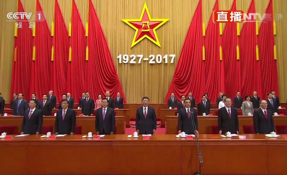 七常委起立唱国歌.