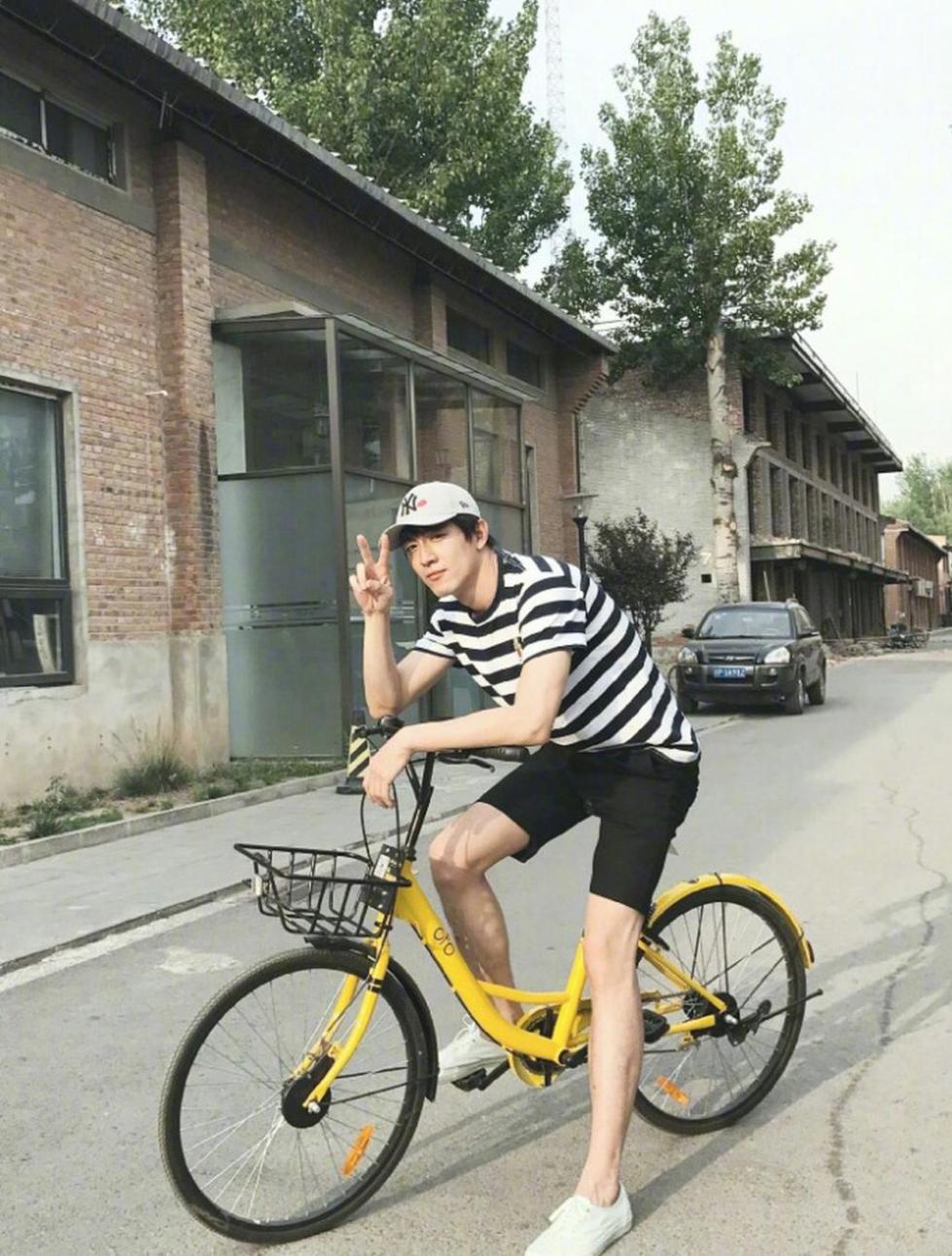 "玥公子"林更新时刻展现自己的大长腿