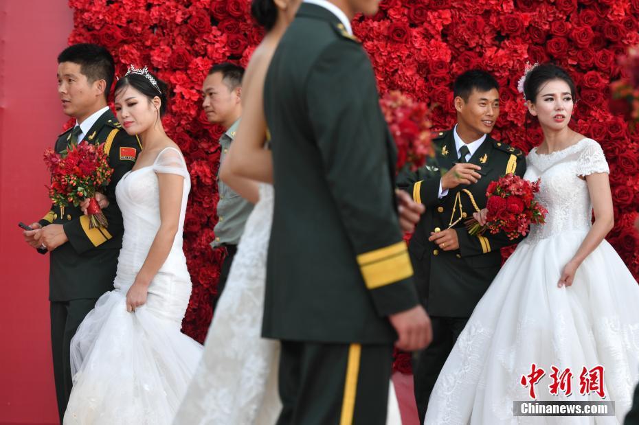 中国人民解放军驻滇某旅为22名官兵举行集体婚礼