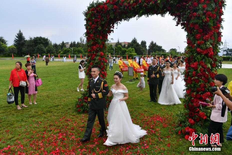 中国人民解放军驻滇某旅为22名官兵举行集体婚礼