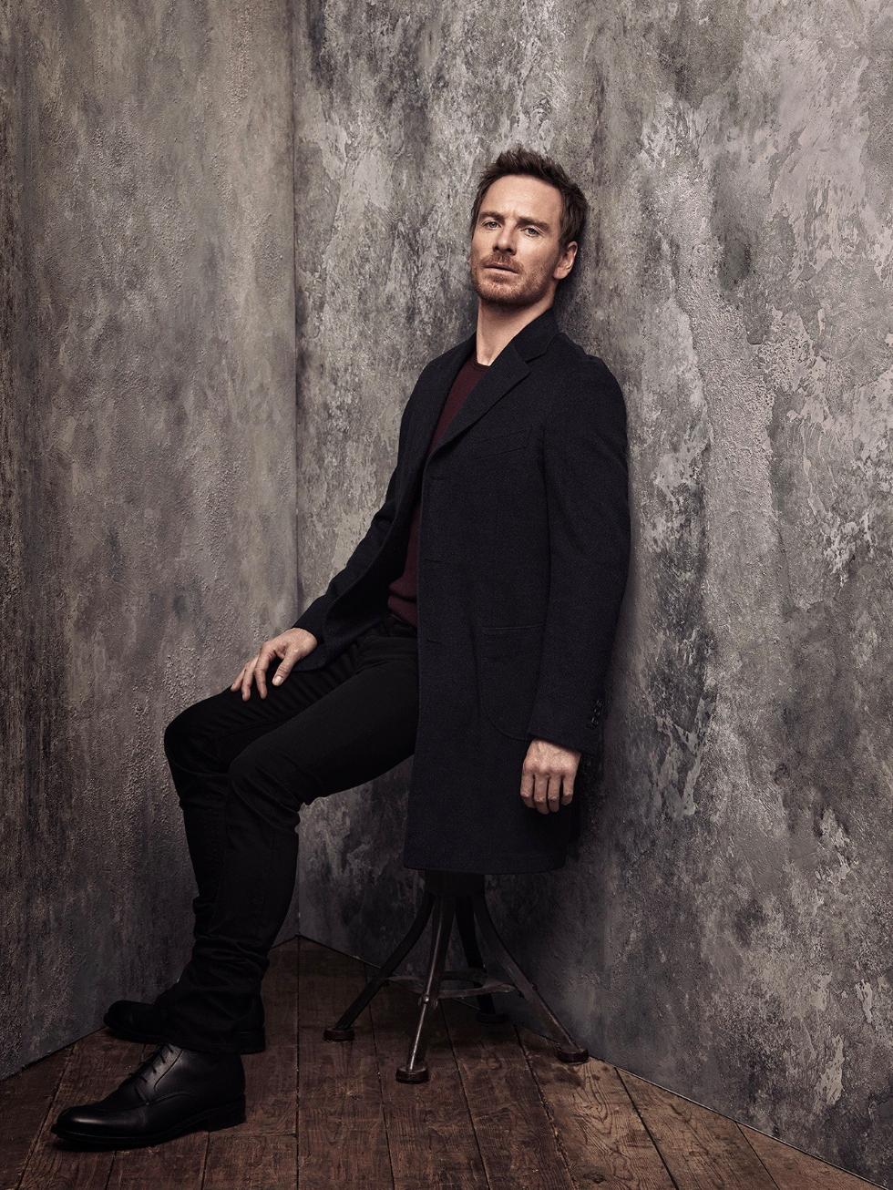 法鲨黑白写真曝光正装加身荷尔蒙四溢