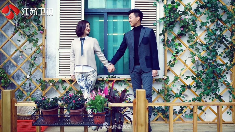 《我们的爱》靳东上演帅气侧颜杀 湛蓝西装英姿勃发