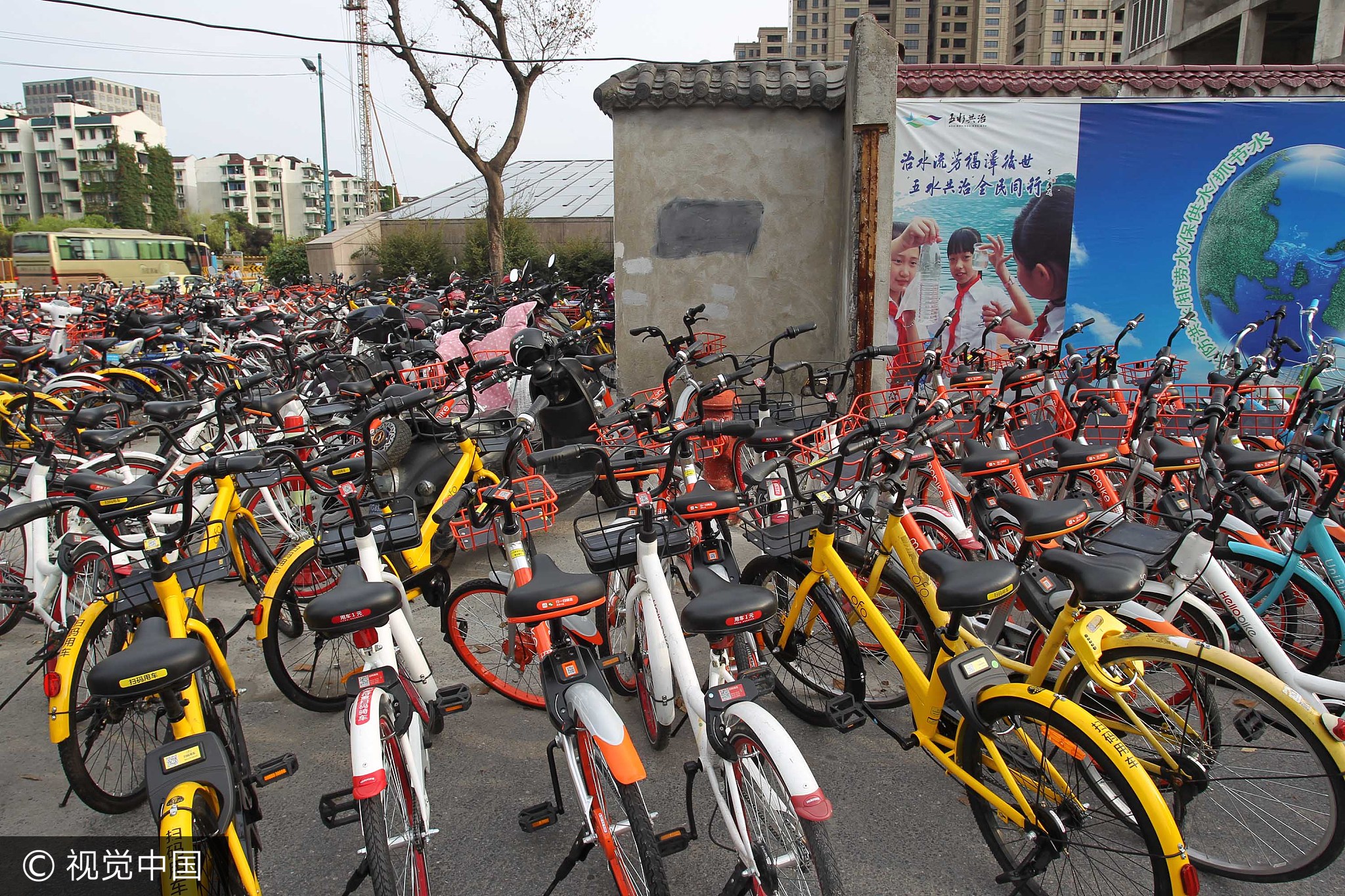 杭州地铁站遭共享单车"围困"