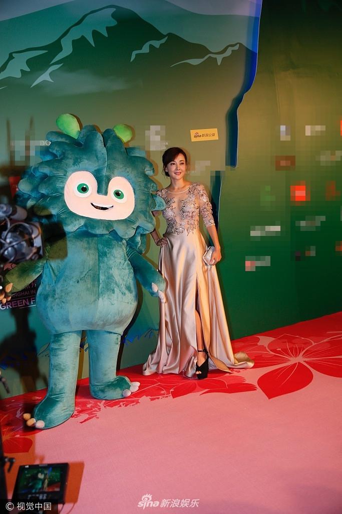 45岁牛莉金色战袍加身 高叉裙大秀美腿气质满分