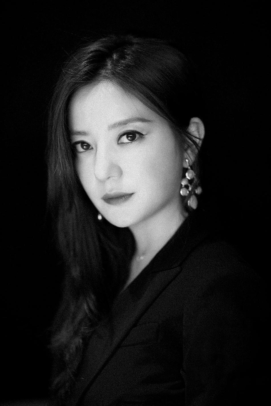 辣妈赵薇成熟大方优雅妩媚 眼神纯净气场十足