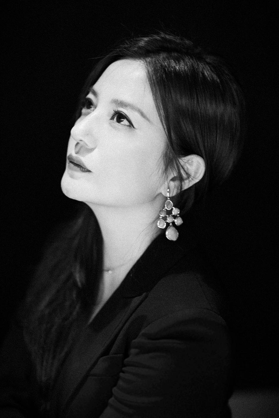 辣妈赵薇成熟大方优雅妩媚 眼神纯净气场十足