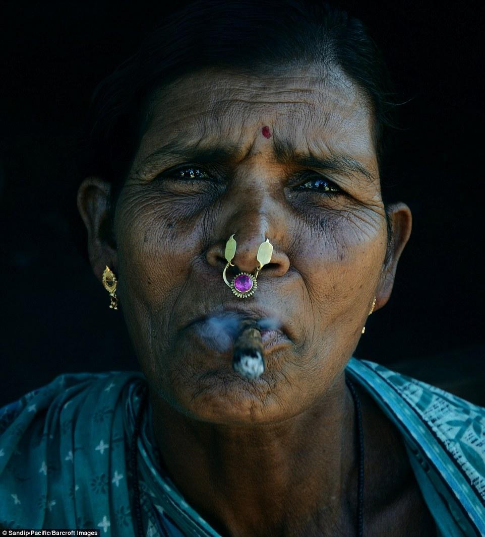 这个部落的人视自然为生命,女人鼻子上都带着鼻环