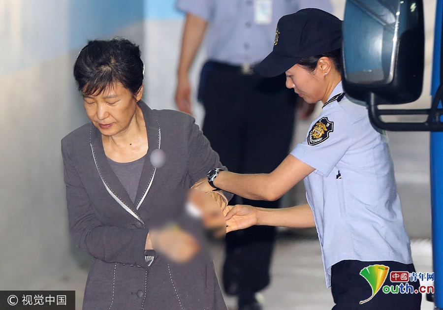 韩国前总统朴槿惠接受公审面无表情