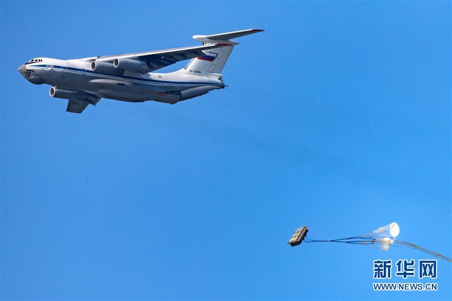 8月4日,俄空天军伊尔-76战机在"航空飞镖"靶场开放日进行重装空投.