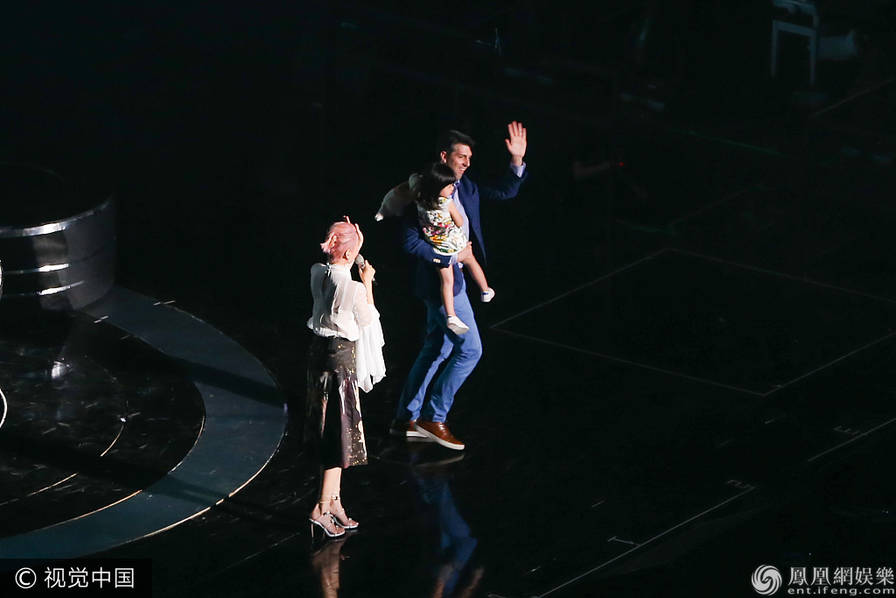 梁咏琪北京开唱获老公带娃助阵 萌妹登台毫不怯场