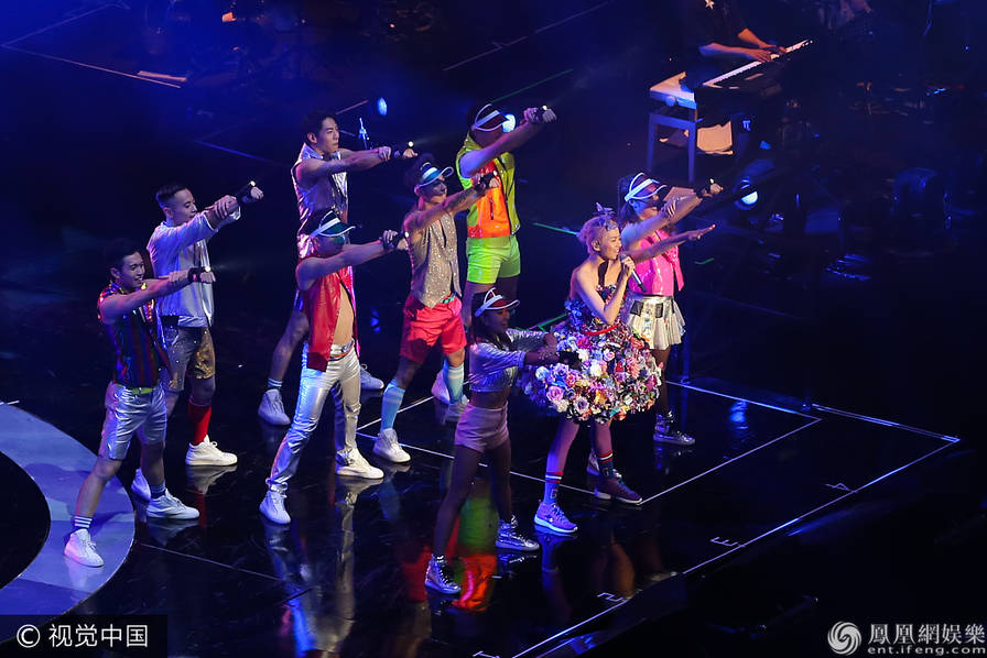 梁咏琪北京开唱获老公带娃助阵 萌妹登台毫不怯场