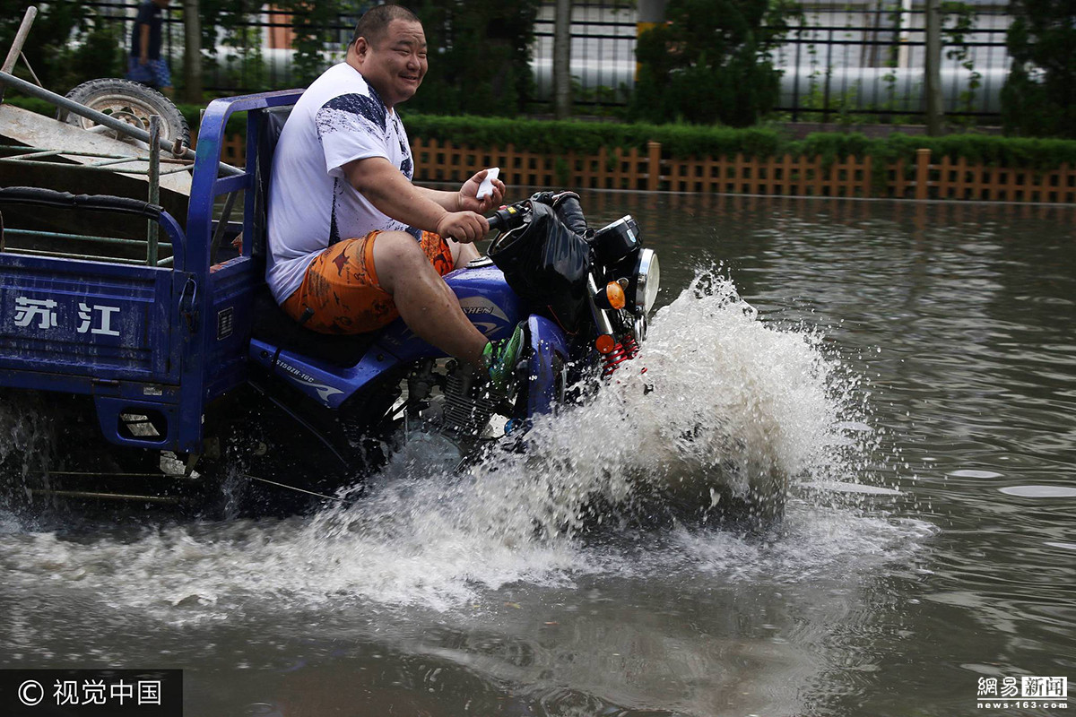 山东滨州暴雨过后 开车如开船