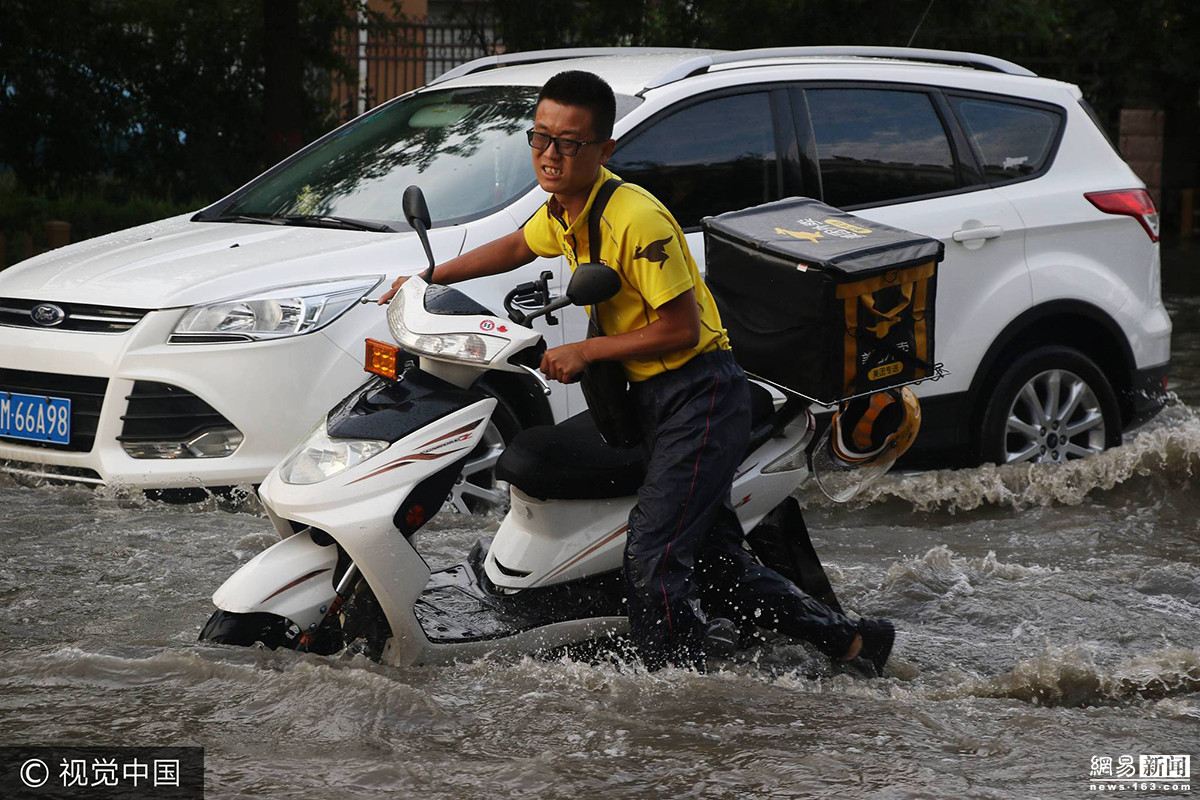 山東濱州暴雨過後 開車如開船