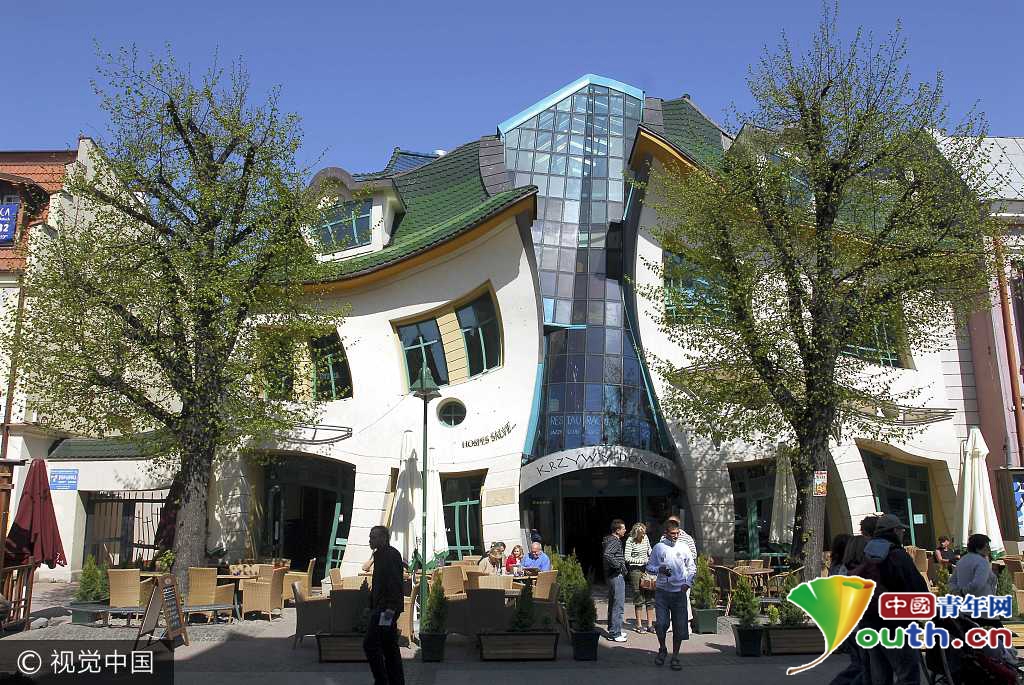 不对称的房子坐落于monte casino st,房子包含有多家商店,一个博物馆