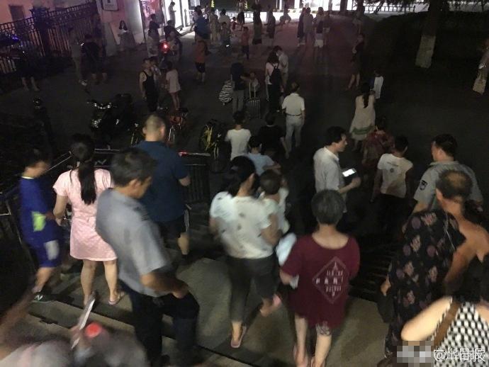 四川九寨沟县7.0级地震现场 人群奔逃