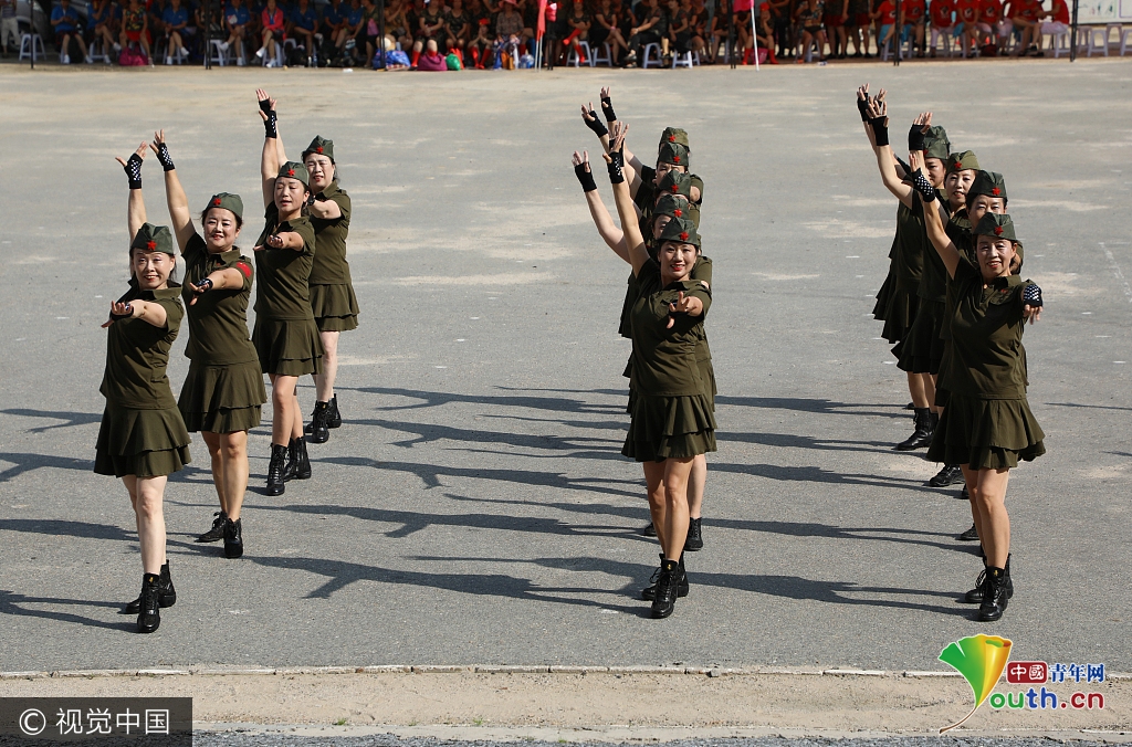 520人同跳水兵舞 比传统广场舞更美更性感