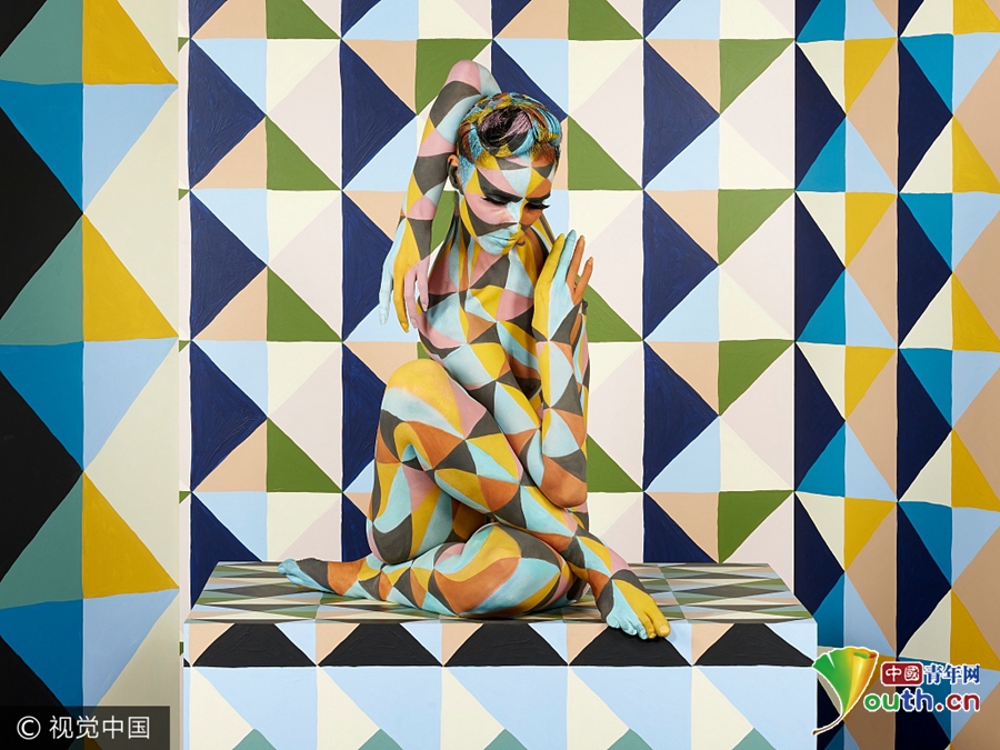 艺术家创作几何人体绘画 几何错觉打造视觉盛宴