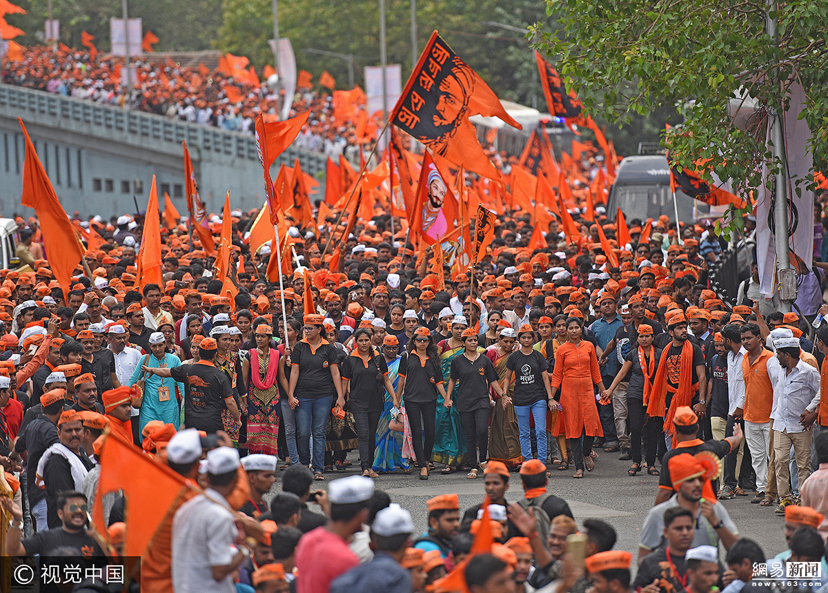 印度静默抗议的橙色大军布满全城 媒体估计60万人以上