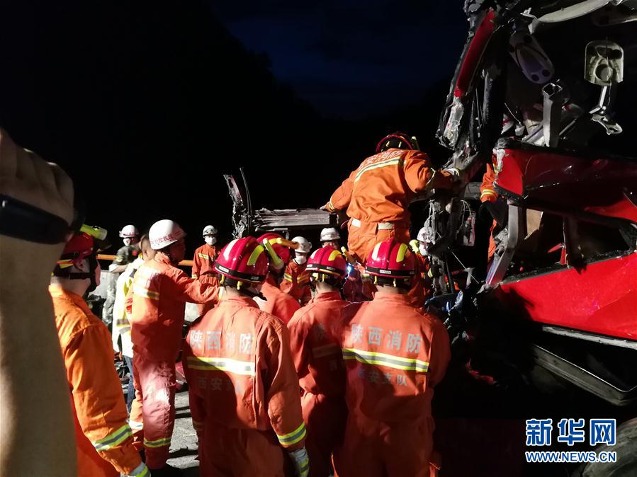 （突发事件）（2）京昆高速陕西安康段发生大客车碰撞隧道事故造成36人死亡