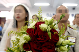 员举办集体婚礼.jpg