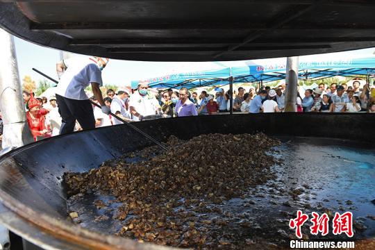 世界最大平底锅烹饪60只羊制成哈萨克族炕锅肉