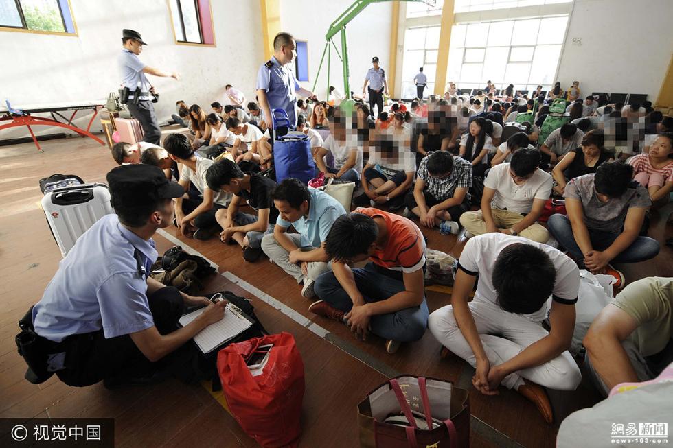 西安警方凌晨"打传" 捣毁传销窝点429个