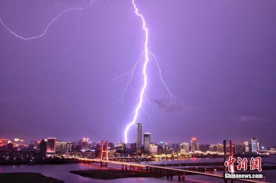 震撼!南昌突降暴雨闪电飞舞"霹"向高楼