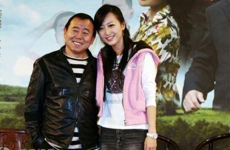 潘长江女儿潘阳晒美照 大秀香肩妩媚迷人