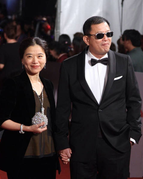 王家卫陪同妻子罕见现身 二人情侣装十分幸福