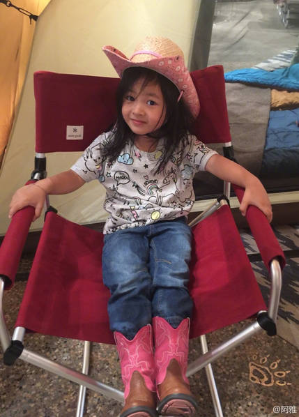 女儿越来越漂亮 妈妈阿雅直呼完全被迷住