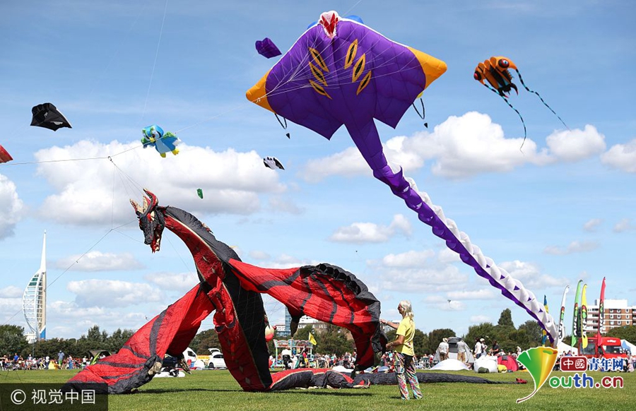 英国举办风筝节 各类风筝天空中"自由飞翔"