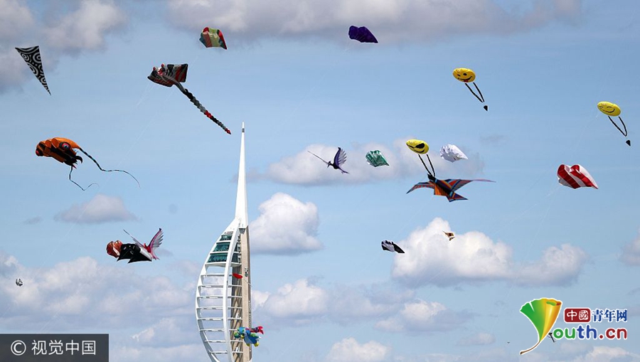 英国举办风筝节 各类风筝天空中"自由飞翔"