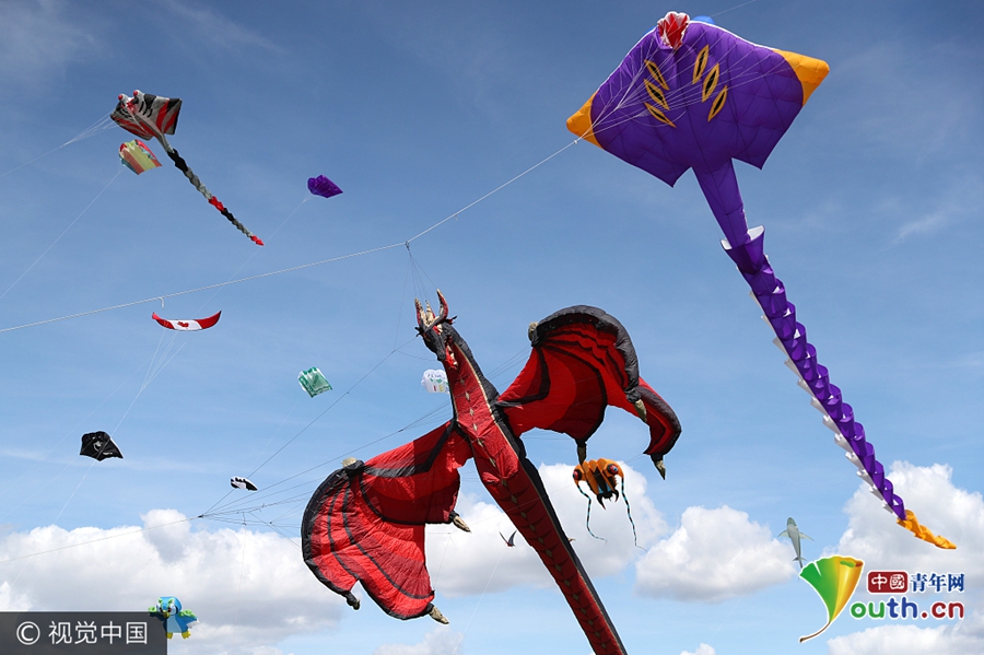 英国举办风筝节 各类风筝天空中"自由飞翔"