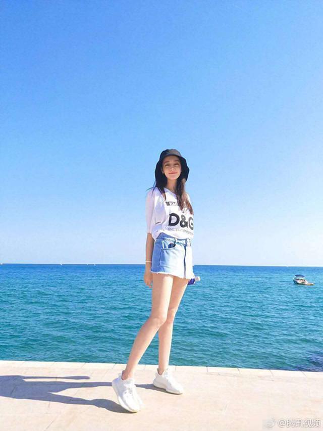 热巴晒照秀大长腿,被赞"最美游客"