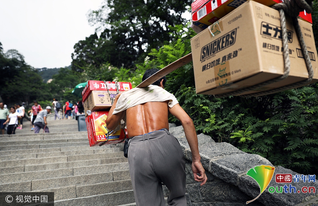 泰山挑夫送130斤饮料上山 每斤只赚3毛钱