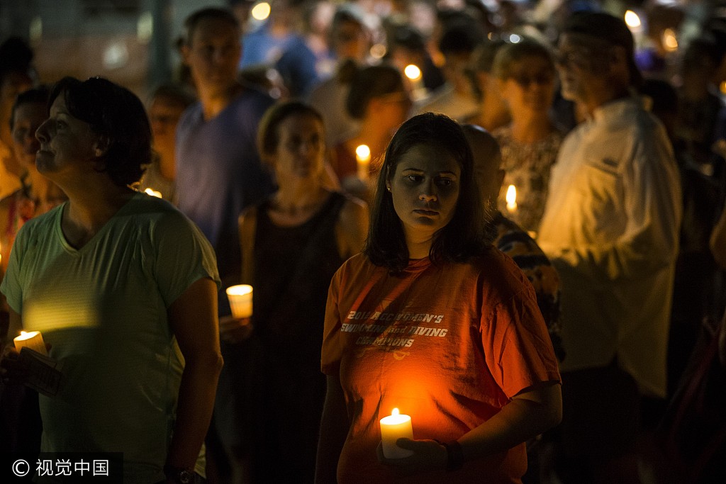 美国数千民众手捧蜡烛 抗议"白人至上"