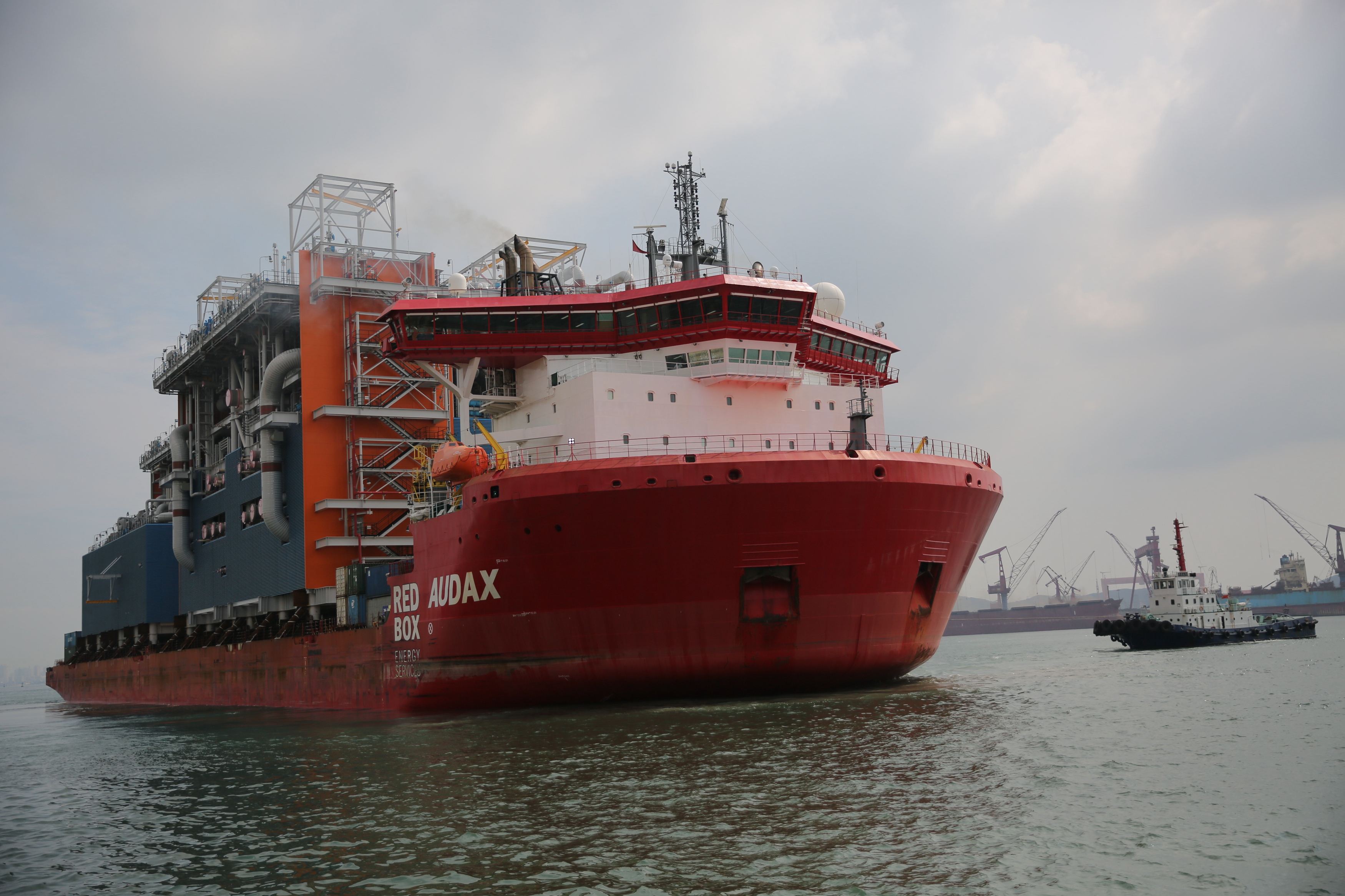 8月16日,亚马尔项目的最后2个lng(液化天然气)核心工艺模块在拖轮的