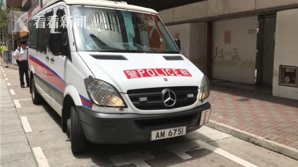 女警香港闹市区遭钢珠狙击 警车玻璃被射爆